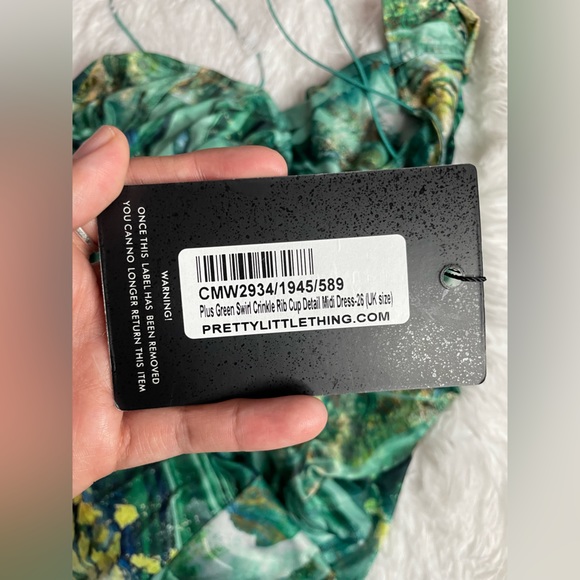 PRETTY LITTLE THING  Plus Green Swirl Crinkle Rib Cup Detail Midi Dress Size: 22 - Picture 9 of 10